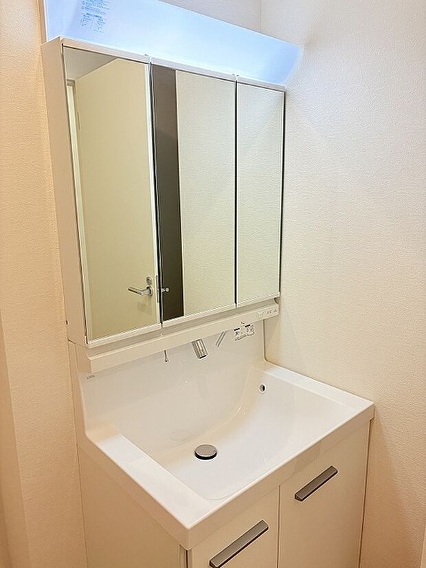 たっぷりの収納を設けたシャワー付洗面台で快適な暮らし。