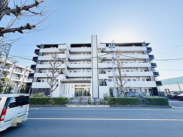 澄み渡る空の下、穏やかな暮らしを育む住まい