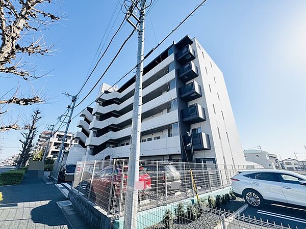 澄んだ空の下、穏やかな街並みに調和する佇まい