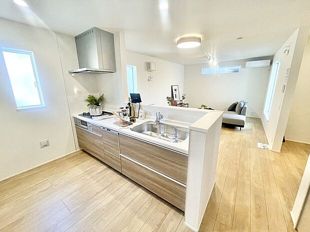 木の温もりと柔らかな光が心地よい、穏やかなひとときを過ごせる空間。