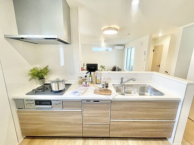 温かみのある木目調と清潔感のある空間が調和したキッチン