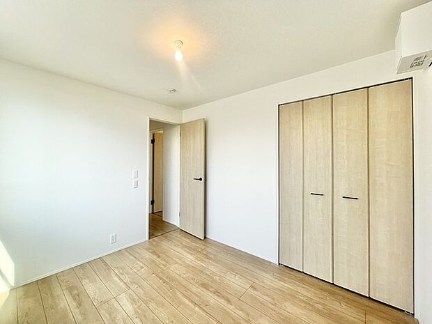 柔らかな木目と白壁が調和する、穏やかな空間