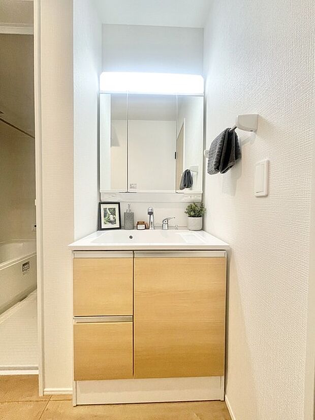 木目調のキャビネットが温かみのある、清潔感あふれる空間。