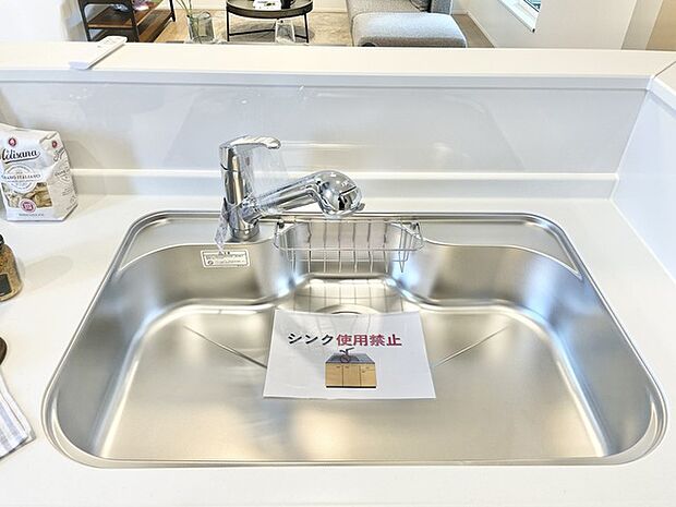水仕事が心地よく進む、清潔感のあるキッチン空間。