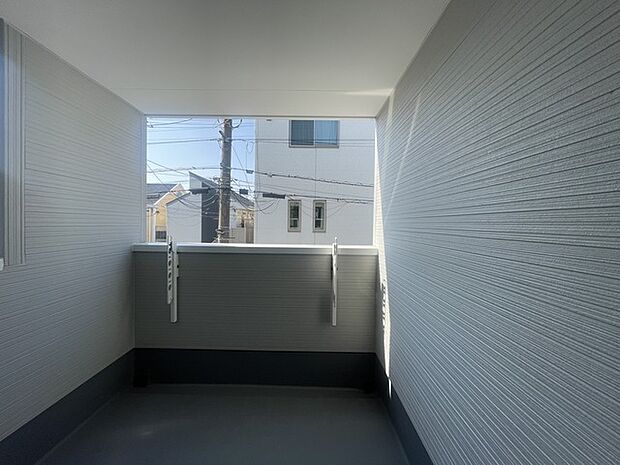 窓から広がる空と、爽やかな風を感じる心地よい空間。