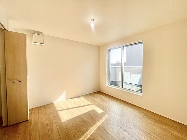 温かみのある日差しが心地よい、穏やかな広がりを感じる空間。