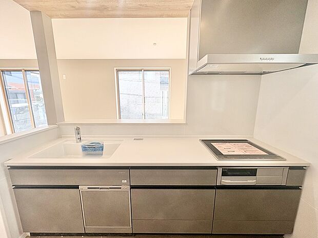 窓からの自然な光が心地よい、機能的なキッチン空間。