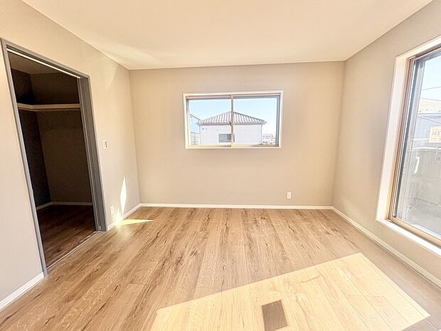 温もりを感じる木目調の床と、心地よい日差しが広がる空間