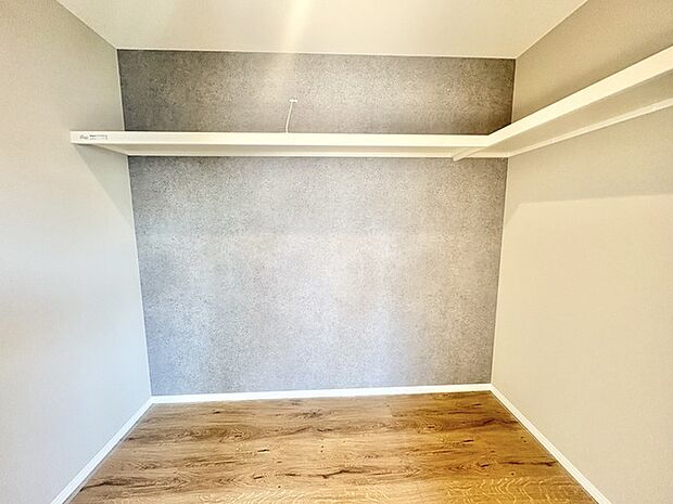 温かみのある木目と洗練された壁が織りなす、落ち着いた空間