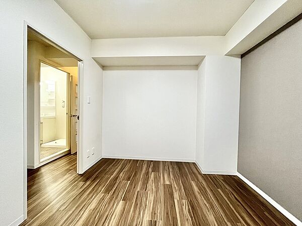温もりある床材とシンプルな空間が心地よい広がりを感じさせます。