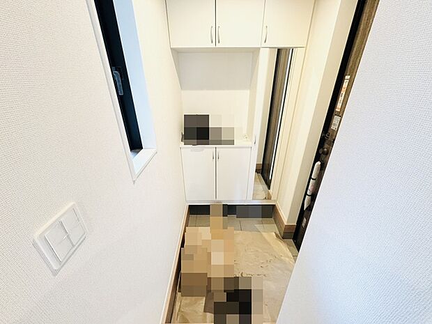 奥行きと広がりを感じさせる、整然とした空間。