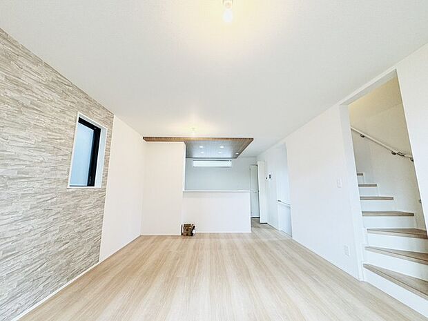 温かみのある木目調と石調の壁が調和する、心地よい空間