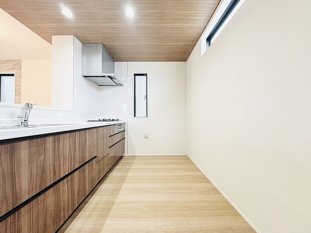 温もりある木目調のカウンタートップに、清潔感あふれる白壁が調和する空間。