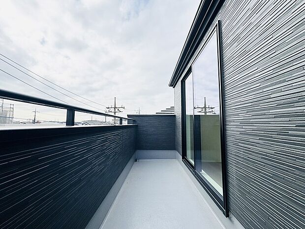 開放感あふれる広々としたバルコニーから、爽やかな風を感じるひとときを。