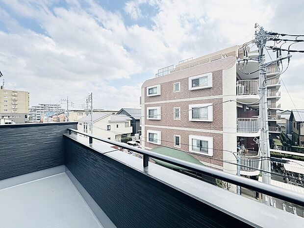 広がる空と街並みを望む、開放感のあるバルコニー。