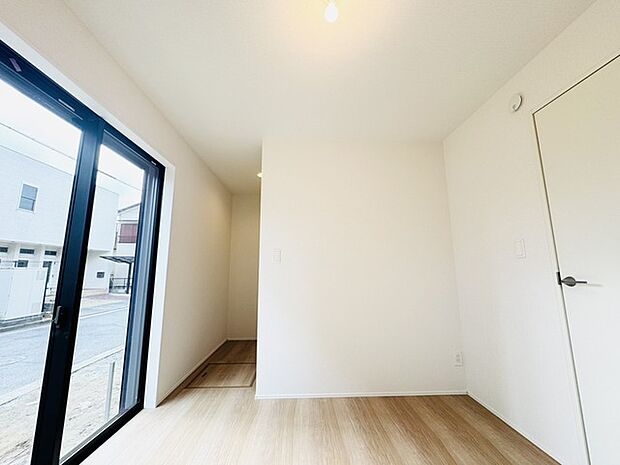 洗練された空間に、柔らかな光が満ちています