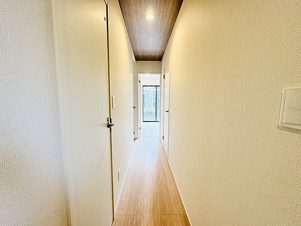 木の温もりと柔らかな光が調和する、心地よい空間