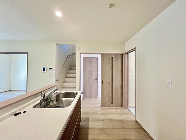 吊戸棚で視界を遮らず、パノラマ感を重視したタイプのキッチンスペース。