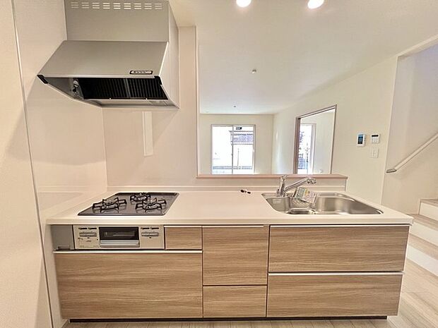 対面タイプなら、キッチン内にいながらご家族やお客様との会話が楽しめます。 