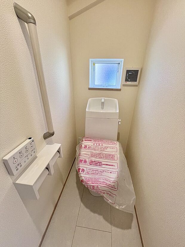 お手洗いこそシンプルな清潔感が重要、白いクロスに白いお手洗いを配置しました。 