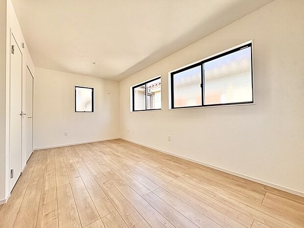 広々とした空間に、柔らかな木目調の床が心地よい印象を与えます。