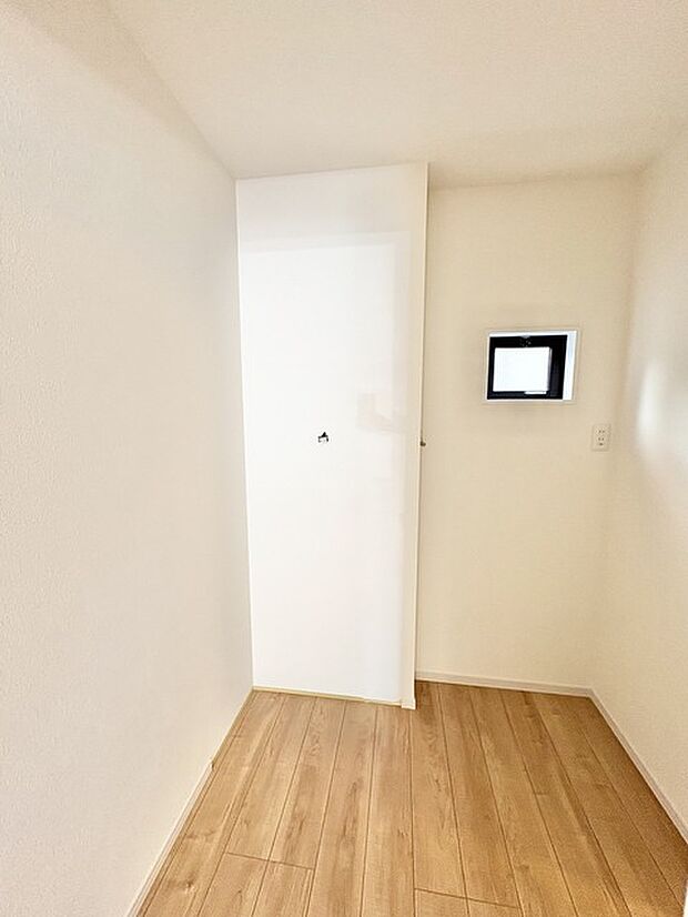 柔らかな色合いの壁と床が、穏やかな空間を演出します。