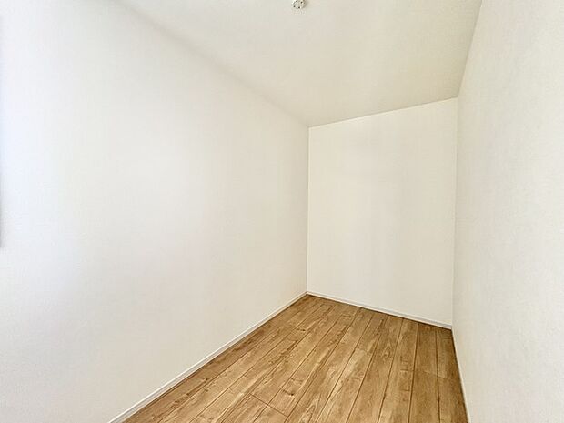 白壁と温もりある床材が調和する、心地よい空間。