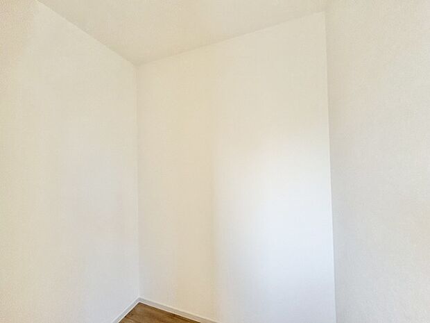 空間に心地よい広がりを感じさせる、清々しい白の壁。