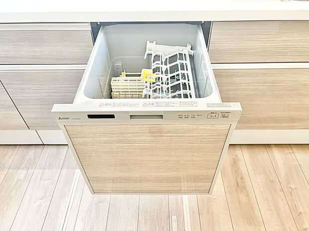 木目調の扉が温かみと落ち着きを添えるキッチン空間