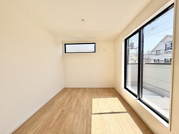 清潔感のある空間に、心地よい光が満ちています