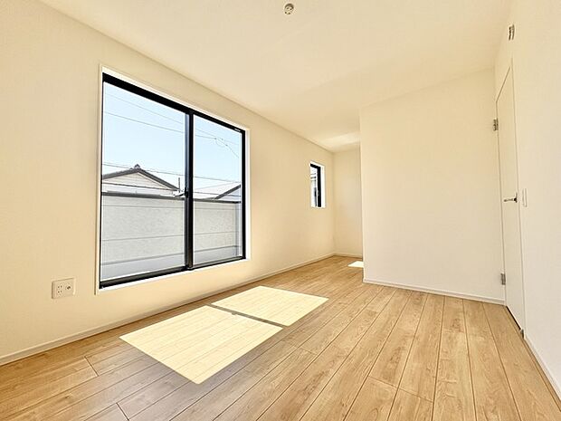 柔らかな木目調の床が心地よい、穏やかな時間が流れる空間