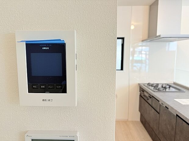 キッチン横のテレビモニター付きインターフォン