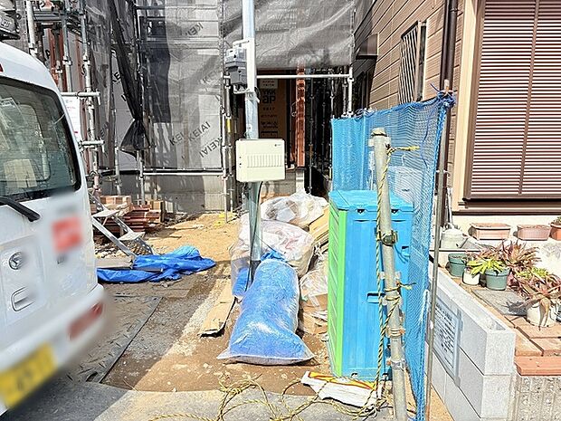 普通車を1台と軽自動車を1台駐車可能です。