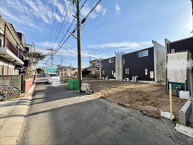 穏やかな青空の下、新しい生活が始まる静かな街並み