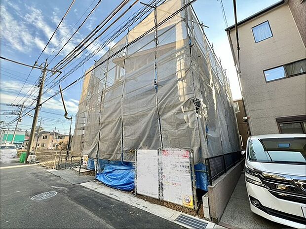 空の広がりを感じながら、新たな空間が生まれる様子。