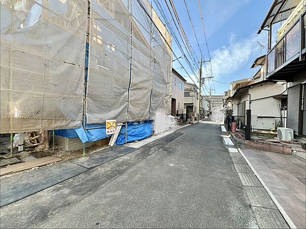 青空の下、整備された静かな街並みが広がります。