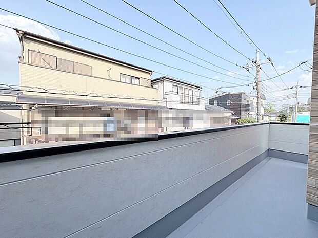 見晴らしの良いバルコニーから広がる穏やかな空と街並み