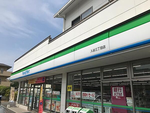 青空と緑のラインが映える、親しみやすい街の風景。（30m）