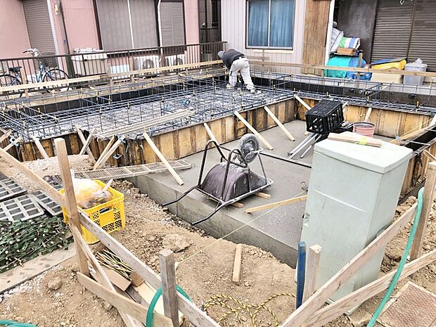 新しい暮らしを支える、確かな基礎が築かれていきます。