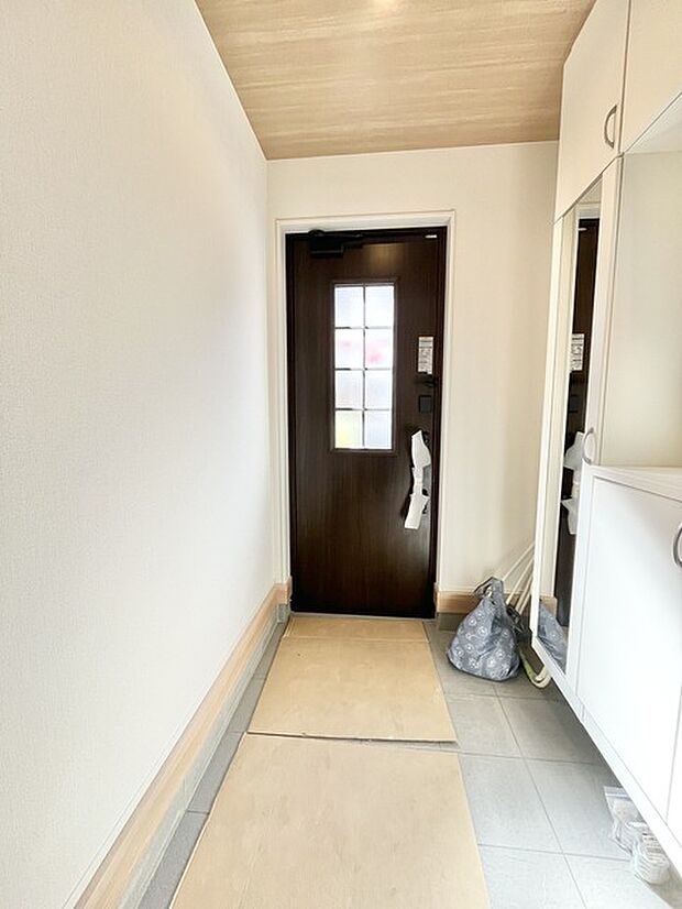 落ち着いた木目調の天井が、空間に温かみと奥行きを与えます