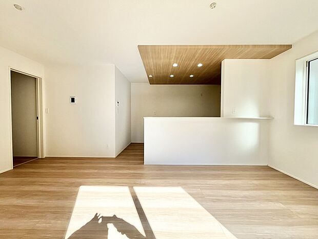 自然な木目調と柔らかな光が心地よい、穏やかな空間。