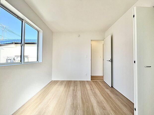 清潔感あふれる空間に、温かみのある床材が心地よさを添えます