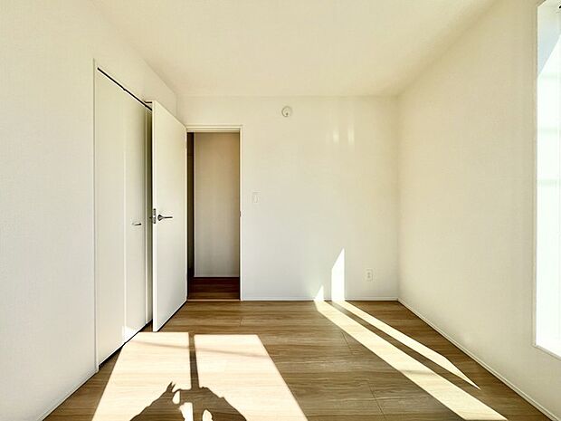 空間に穏やかな光が広がり、心地よい風を感じる部屋。