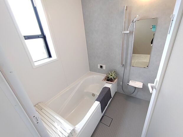 清潔感と落ち着きのある空間で、ゆったりとリラックスできるバスタイム。