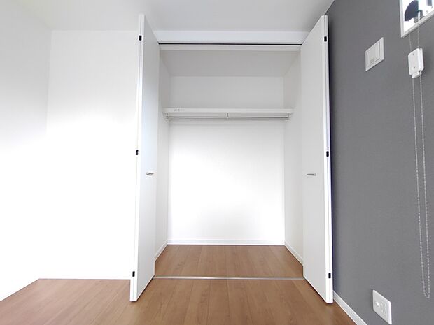 白とグレーの壁が調和する、すっきりとした空間。