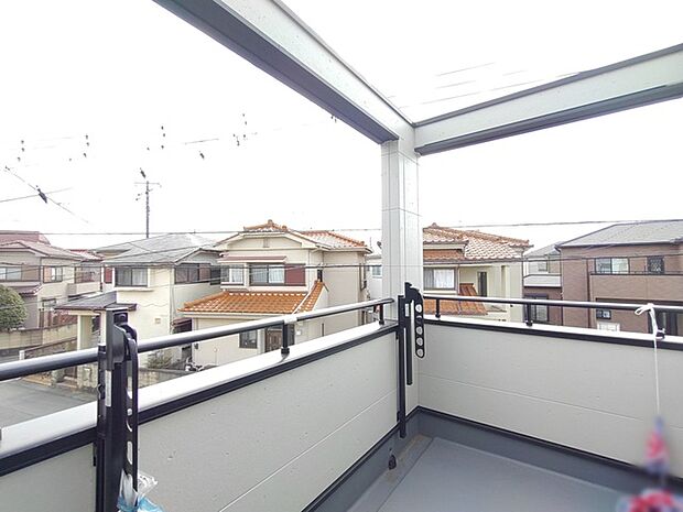 見晴らしの良いバルコニーから、穏やかな街並みを眺めるひととき