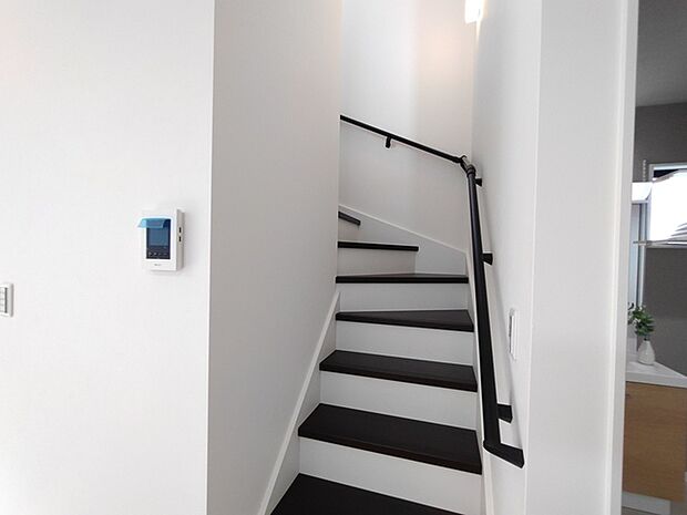 モノトーンで洗練された印象の、ミニマルな空間が広がる住まい