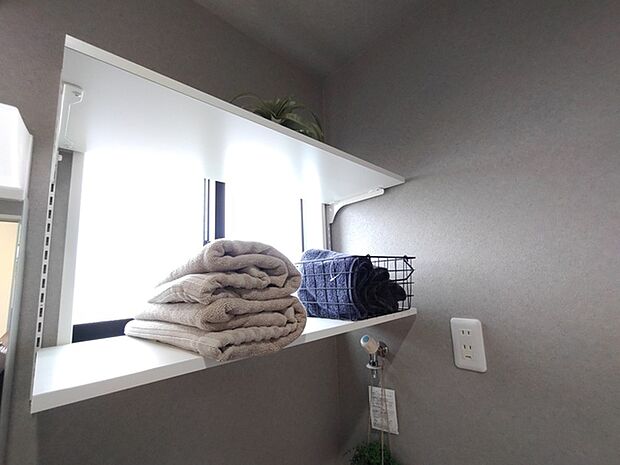 整然と並べられたタオルが、清潔感と心地よい安らぎを演出します。