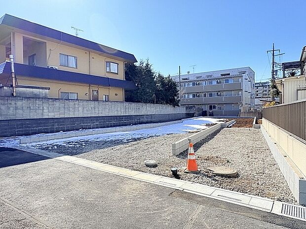 南側は暗渠の水路になっていて、隣地建物と少し距離が取れています。