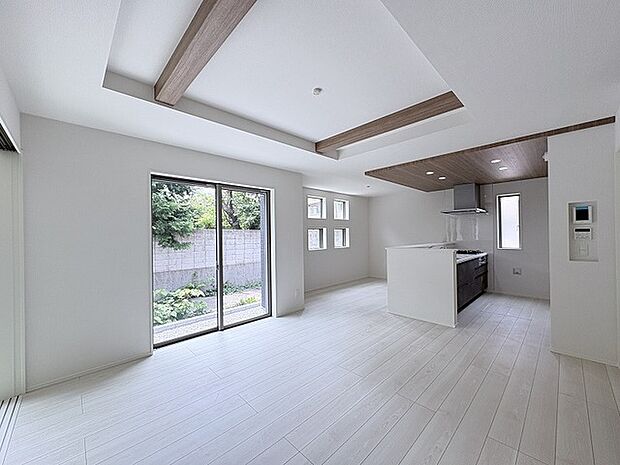 洗練された天井の意匠と調和のとれた配色が、落ち着きのある穏やかな暮らしを演出する空間です。